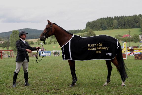 Pippa Fun s dekou pro Zlatého koně Zlaté podkovy 2012 a svým stálým jezdcem Robertem Pokorným